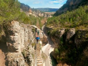 Escaladores recorriendo la via ferrata de Priego