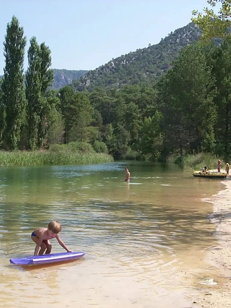 Playa fluvial de Cañamares Cuenca con zona de baño en el río Escabas