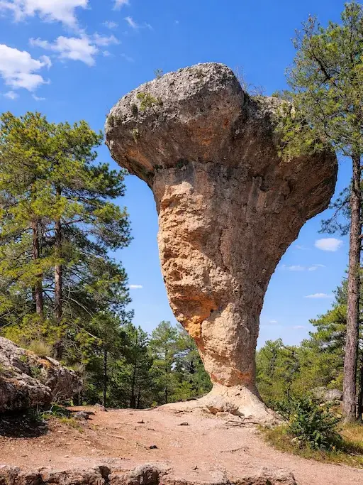 `El Tormo Alto, formación rocosa icónica de la Ciudad Encantada de Cuenca`