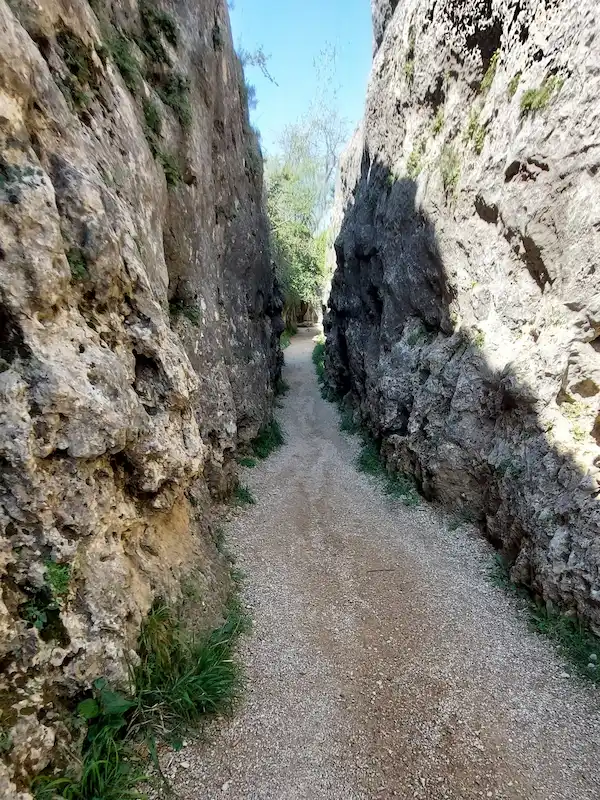Pasajes entre piedras en la ciudad encantada