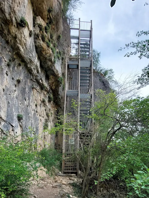 Cueva de la Ramera, escaleras de acceso