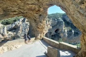 pareja de turistas en el mirador del diablo