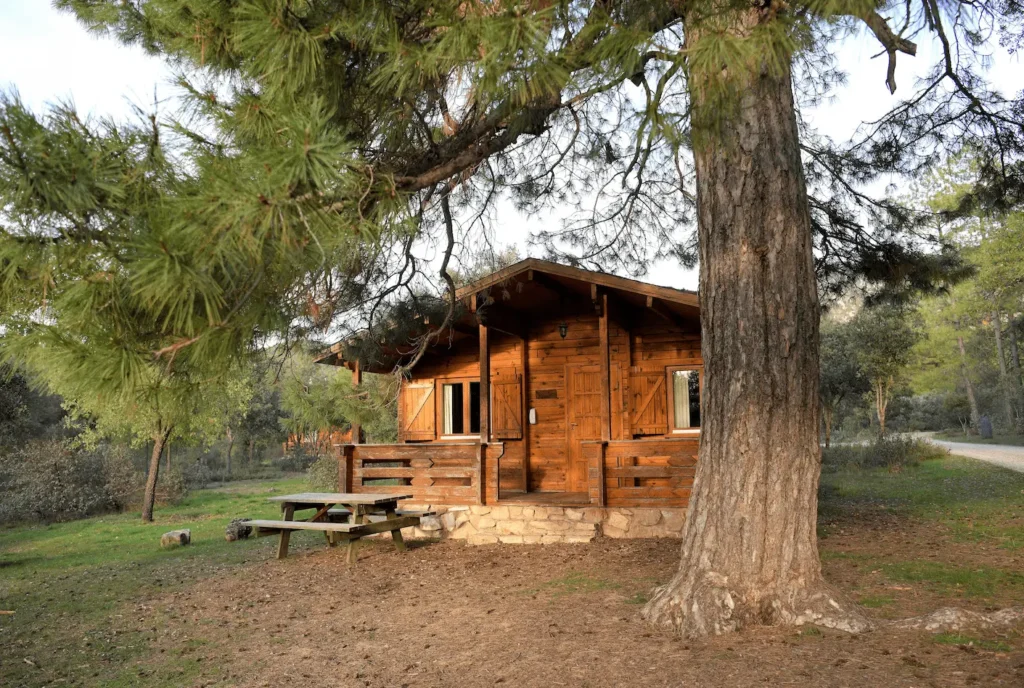 Camping con Cabañas de madera