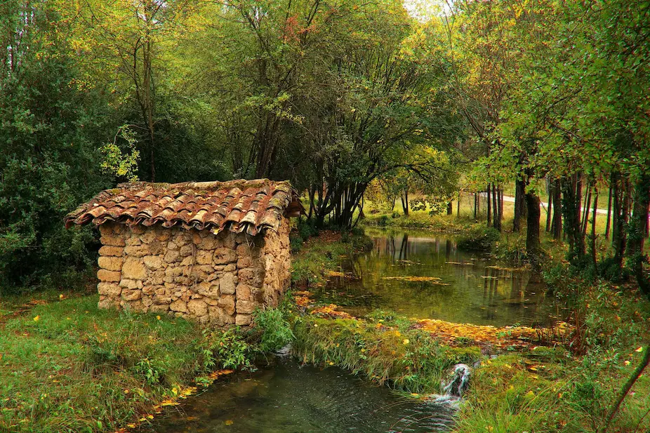 Casa de piedra junto al rio